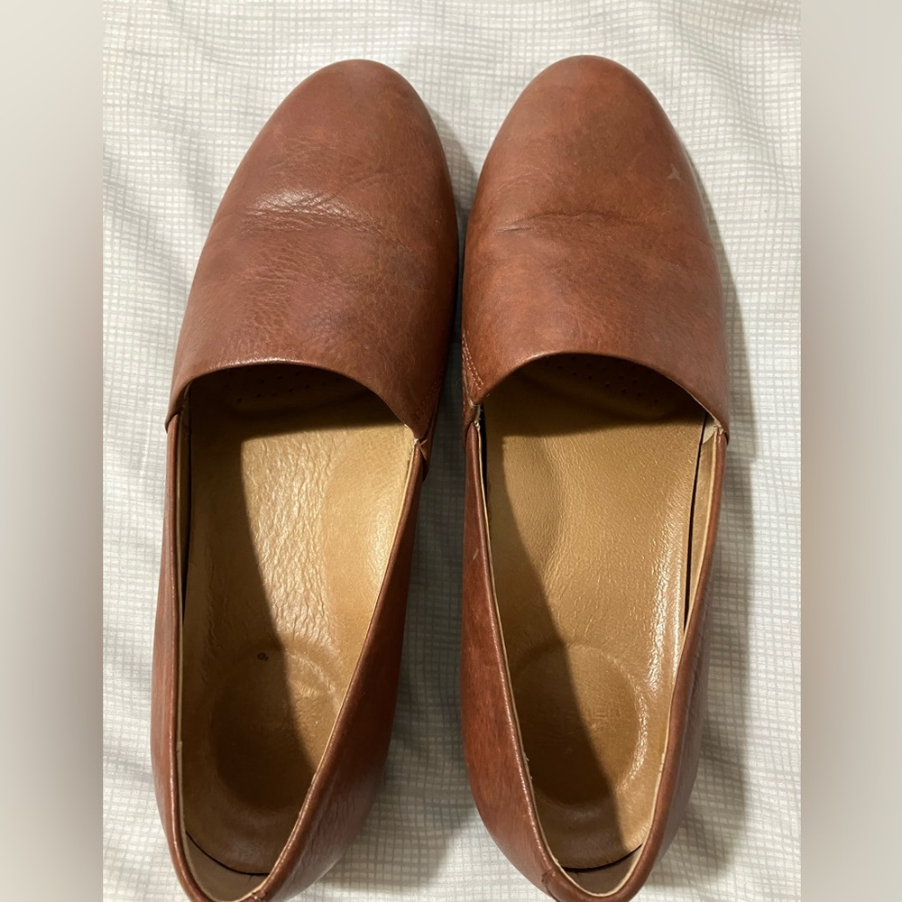 Dansko women’s flats. Size 37 (I wear a 7 and they fit me nicely). Like new.